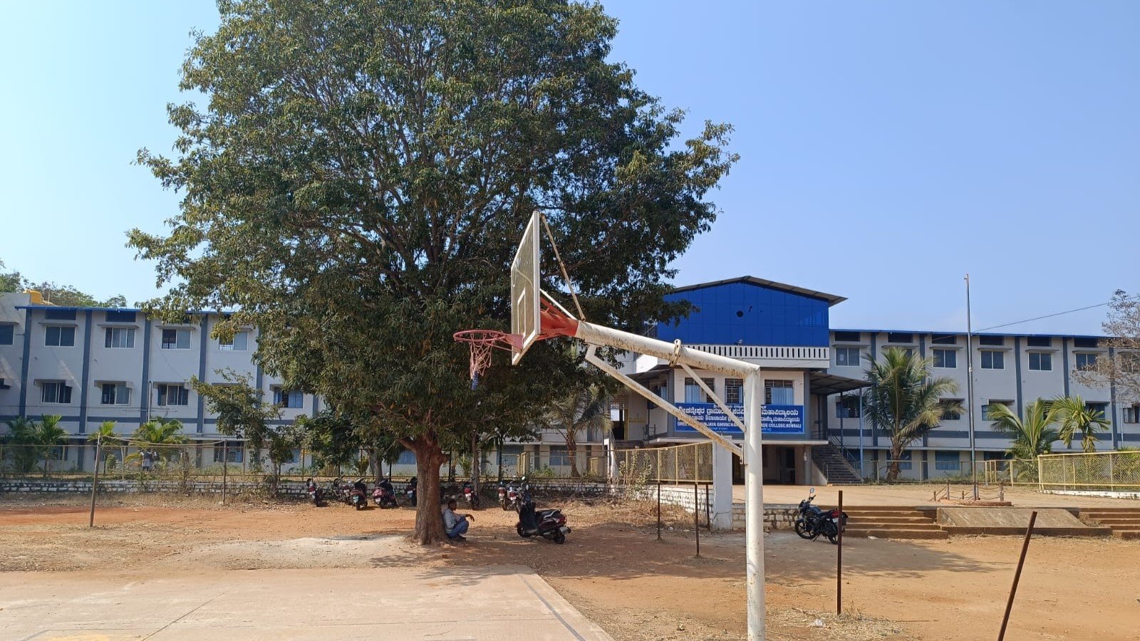 SMS First Grade College campus and student activities